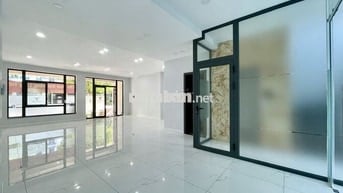 Tầng trệt 7x22m (100m2) sẵn 1 phòng, có máy lạnh, hầm . Giá rẻ 16 tr