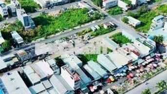 Bán nền đất sổ riêng xây dựng tư do ngay mặt tiền chợ Long Hậu