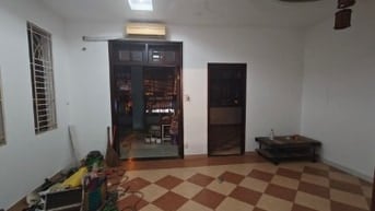 Cho thuê tầng 1 thích hợp làm văn phòng hoặc ở 