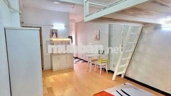 Phòng gác full nội thất nhà vệ sinh to cửa sổ trời lớn giáp Quận 1