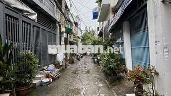 Nhà đẹp , ngang 4m , trước nhà 4m vị trí thuận tiện giá nhỉnh 3 đồng .