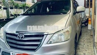 toyota innova 2015 2.0E mau bạc xe đẹp do 140000km