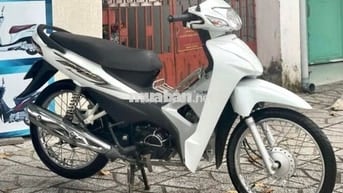 Xe máy Honda Wave màu trắng sản xuất 2018