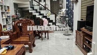 Cho thuê: nhà nguyên căn đường Quang Trung P11 kế bên Bv GV. Giá 14tr