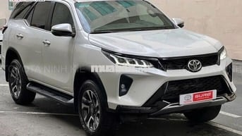 Toyota Fortuner Legender 2024 màu trắng