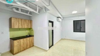 Cho thuê phòng sẵn kệ bếp máy lanhn cửa sổ trời qua Q5 2p đi xe