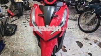 Xe máy Honda màu đỏ cho cả nam và nữ