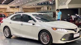 Toyota Camry 2.0G 2021 Trắng nt Đen 15.000 Km
