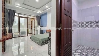 Cho thuê căn hộ dịch vụ một phòng ngủ ban công to ở ngã tư Bảy Hiền