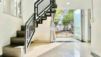 Cho thuê duplex bancol lớn ngay emart phan văn trị