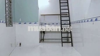 30m, Sân rất rộng, 1 lầu, thoáng mát, cây xanh, yên tỉnh