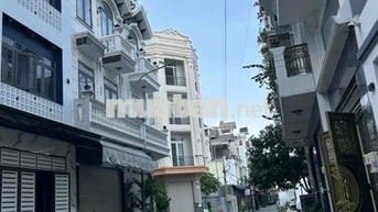 Nhà đẹp cho thuê 3 tầng 4 phòng ngủ hẻm nhựa 6m hướng Tây