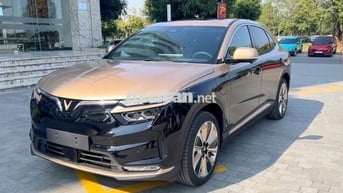 VinFast VF8 2025 Eco màu Đen đồng, trắng xám