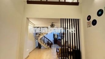 HÀNG HIẾM HẺM XE HƠI 8M NGAY KHU VỰC Q3