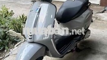 Vespa trùm mền nữ chạy kĩ