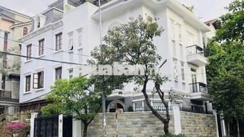 CHO THUÊ NHÀ GÓC 2MT HOA ĐÀO QPN, DT 10x15M, HẦM TRỆT 2 LẦU, GIÁ 85TR