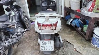 Honda Lead màu Trắng nữ sinh đi học