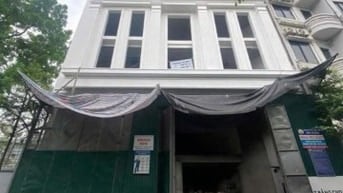 Bán nhà mặt phố Lạc Long Quân dt;180m2,  mt;11m, giá 135 tỷ 