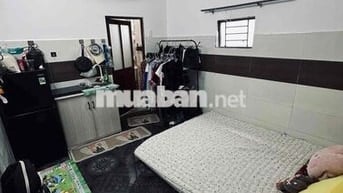 Cho thuê phòng giá rẻ có cửa sổ trời đầy đủ nội thất ngay Emart PVT