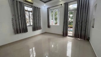 Bán nhà 95,5m2  , mặt đường ô tô , 3 tầng , 4 phòng ngủ , sân ô tô 