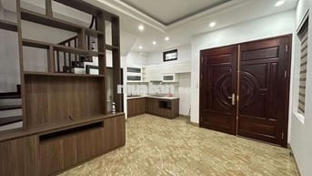 Cho thuê nhà cổ Linh Long Biên 5 tầng 3 ngủ mới koong Giá 10,5 triệu