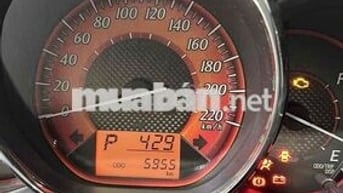 Toyota Yaris trùm mền