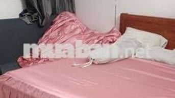 Phòng máy lạnh lầu 2,có bếp,tolet trong phòngcó cửa sổ,sát chợ,h tựdo