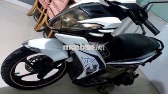 Bán xe Novo 5 trắng đen 2012, xe gia đình sử dụng.