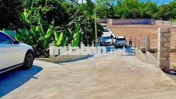 Đất nền kiệt ô tô Thủy Xuân ra bàu vá mất khoảng 5 phút xe máy