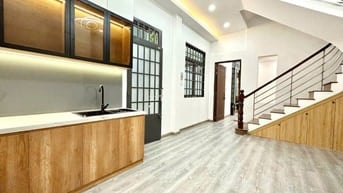 NHÀ NGAY TRUNG TÂM QUẬN 10 – NGANG KHỦNG 12.1M • HẺM XE HƠI • CÁCH MẶT