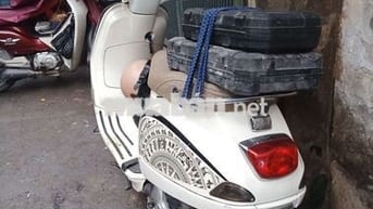 Nhà nhiều xe bán đỡ đang đi bình thường