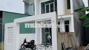 bán căn nhà lầu giá rẻ. dân đông kín. xung quanh tiện ích đầy đủ