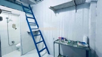 1người, ngay trệt. gác đúc,máy lạnh.toilet riêng. giờ tự do