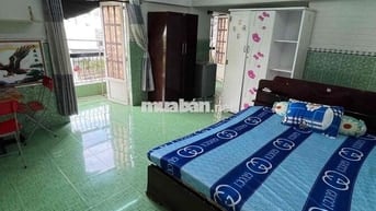 Phòng trọ có 2 ban công hướng công viên lớn, 2 cửa chính lớn