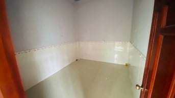 NHÀ 2 TẦNG MỚI – HẺM XE HƠI NGỦ TRONG NHÀ – LONG TRƯỜNG