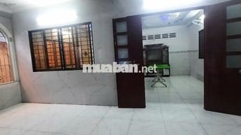 Nhà rộng rãi ngay trung tâm thành phố (cho thuê hoặc bán)