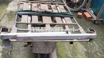 Nhà có chiếc xe chở hàng lạc giấy chứng sanh