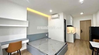 CHO THUÊ CĂN HỘ BAN CÔNG XA BẾP MÁY GIẶT RIÊNG RỘNG 35m2 GIÁP Q1