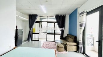 CĂN HỘ BANCON NGAY CẦU VƯỢT HÀNG XANH CÓ THANG MÁY BẢO VỆ - AN NINH