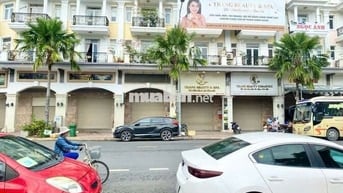 Cho thuê nguyên căn nhà phố 5x17m. Mặt tiền Tạ Quang Bửu. Q8