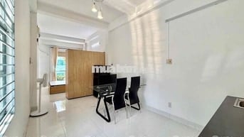 Căn hộ mini Full nội thất có Ban công tách bếp Mặt tiền Nguyễn Trãi Q5