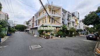 Nhà lầu 2 mặt tiền gần trường học quận Bình Tân