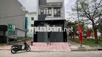 Nhà mới xây 💯% 5 x 20 có 5pn 6wc sân thượng có sẵn 4 máy lạnh mới