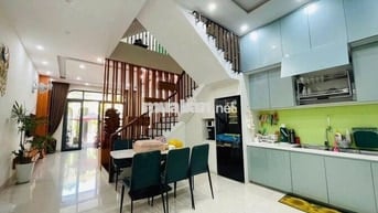 Cho thuê nhà 4 tầng 4 phòng ngủ khép kín ngay Đảo Vip - Hòa Xuân