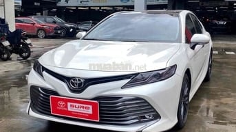 Toyota Camry 2.5Q màu trắng 2021 nhập thái xe zin