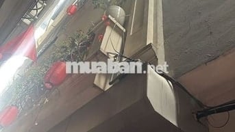 Nhà dân xây 6 tầng hàng xóm trường Học Viện Tài Chính