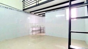 Phòng gác cao 2m, ở được 3-4 người, sau lưng Etown Cộng Hoà