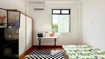 Trống lại siêu phẩm căn hộ dịch vụ cửa sổ trời đi bộ qua ĐH Văn Lang