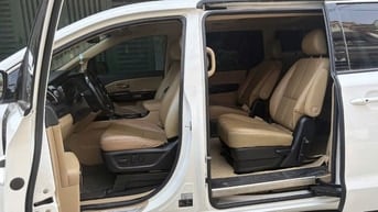 Bán xe Kia Sedona 2020 màu trắng, bản Full máy dầu