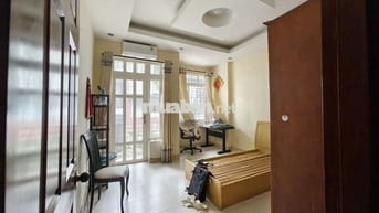 Phòng đủ nội thất, có ban công cửa sổ